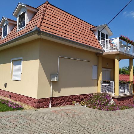 Aniko Apartmanhaz Balatonföldvár Exterior foto